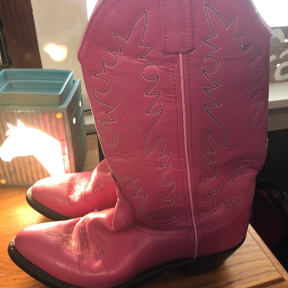 Pink western boots! Who’s fav color is Pink!